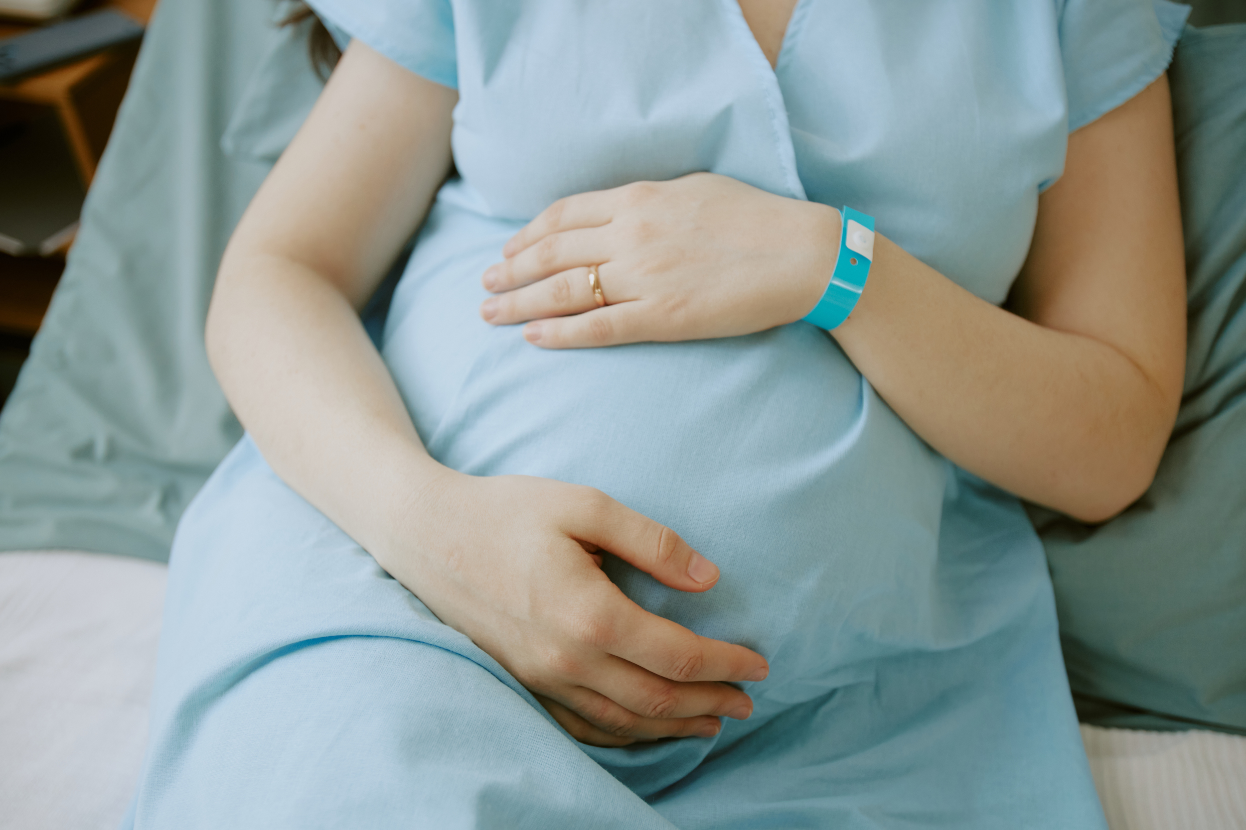 Czym jest poród lotosowy? Zalety i zagrożenia